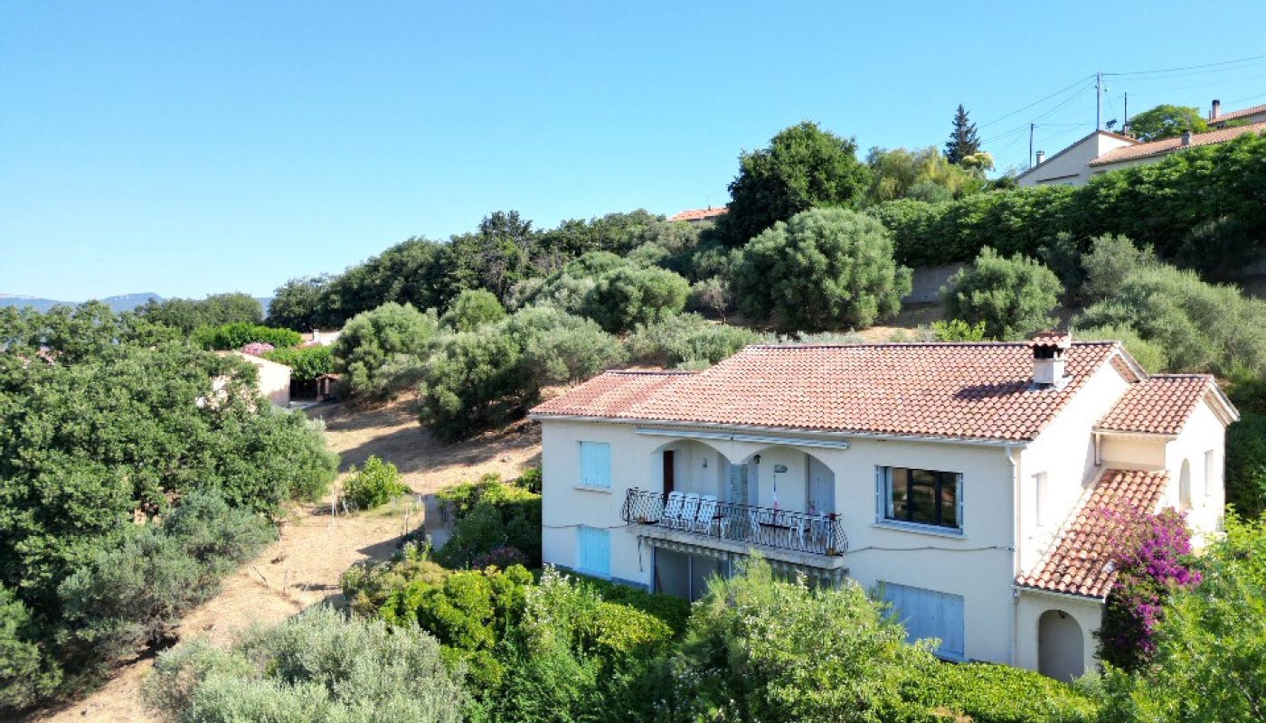 Villa 185 m² (2 logements) sur parcelle de 2 200 m².