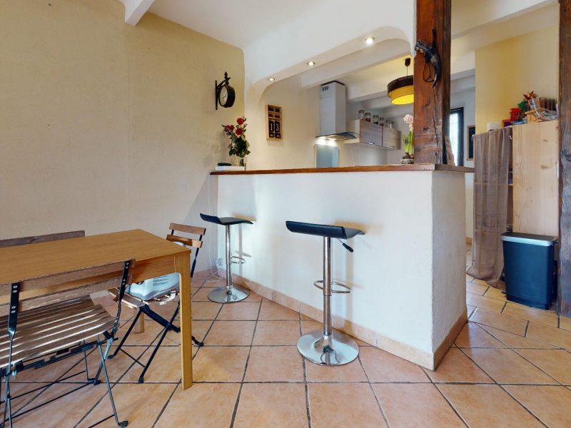 Carnoules-Maison-de-village-T6-145-m2-avec-jardinet-et-combles-amenageables-Kitchen