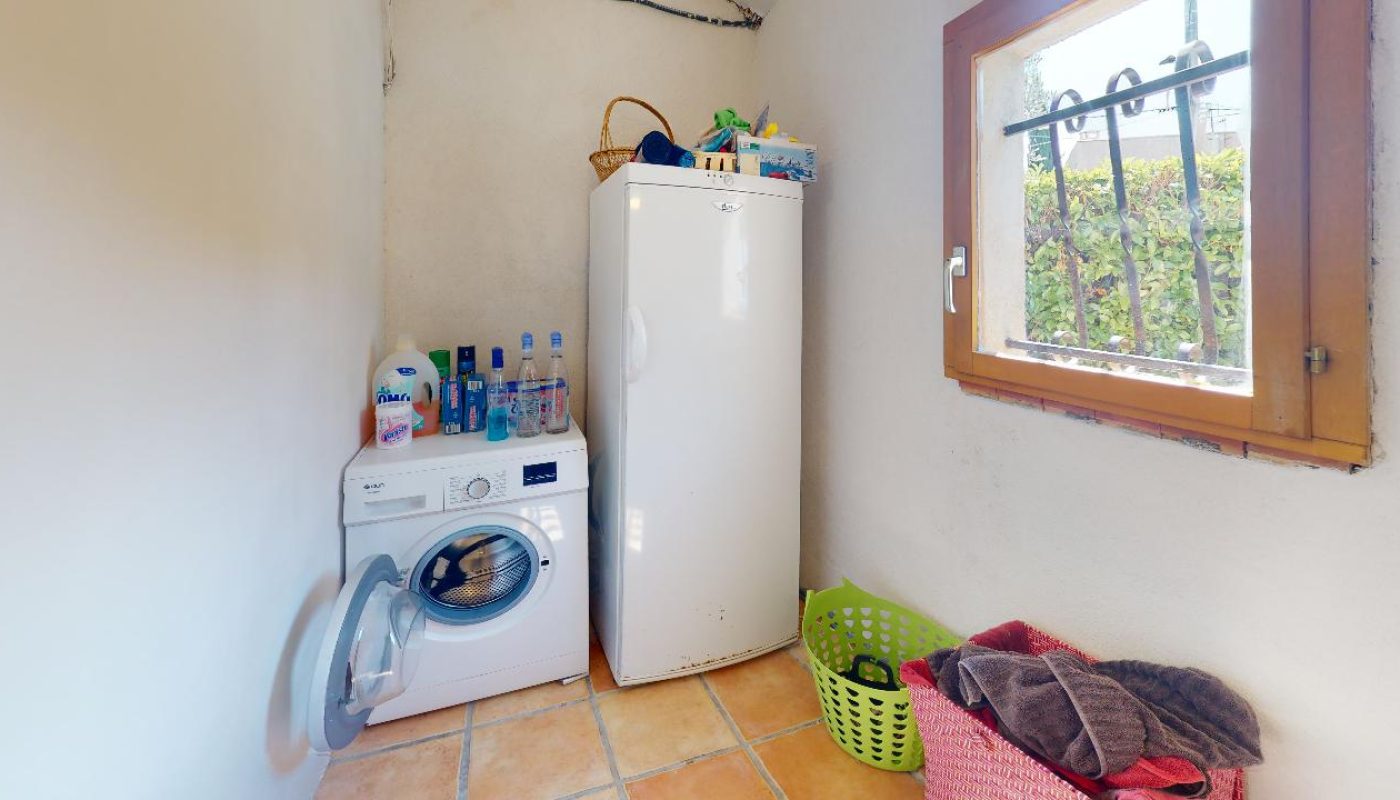 Cuers-Villa-T6-108-m2-Laundry