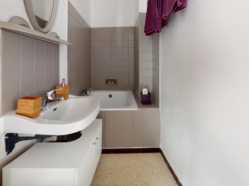Maison-de-village-70-m2-a-Sollies-Pont-196-500-Bathroom(1)