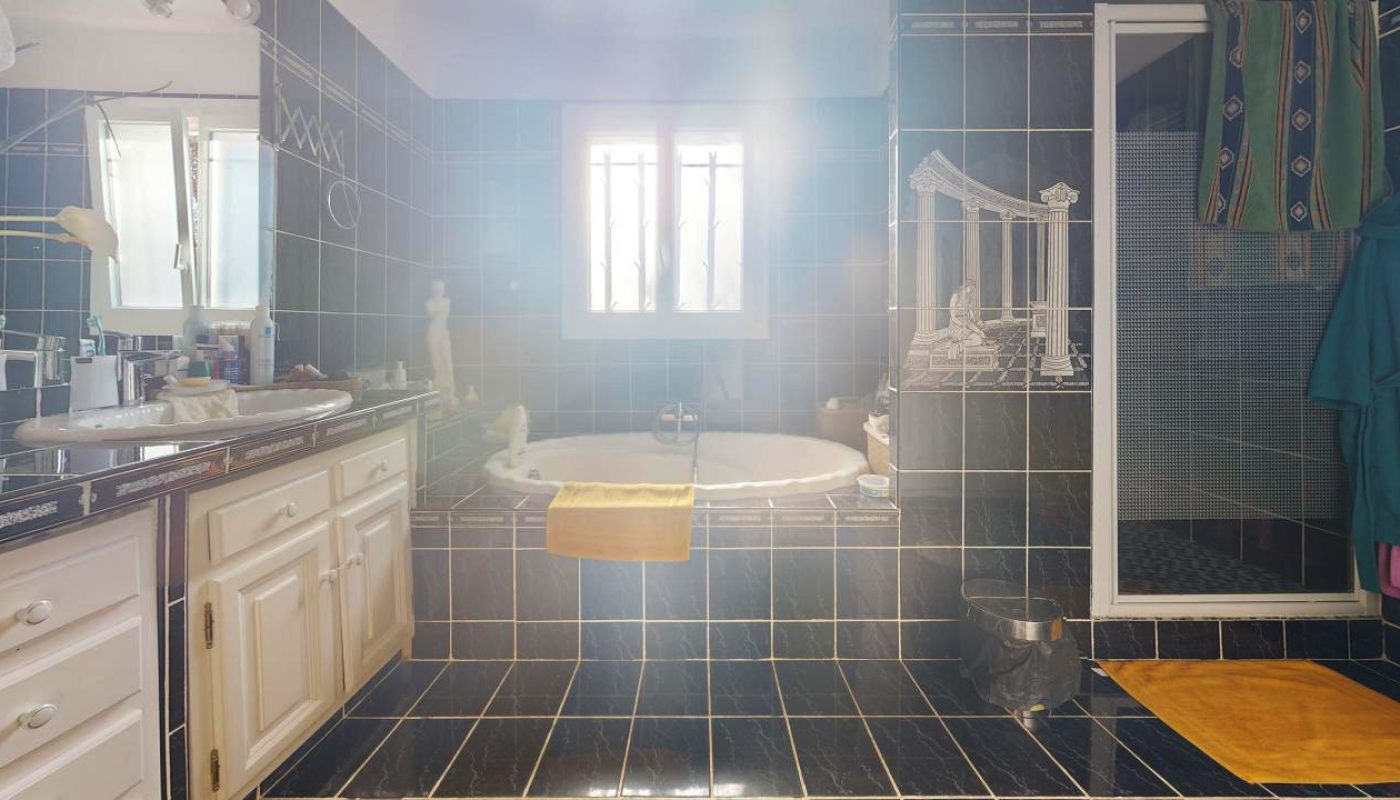 Pierrefeu-du-Var-Villa-T5-155-m-Bathroom