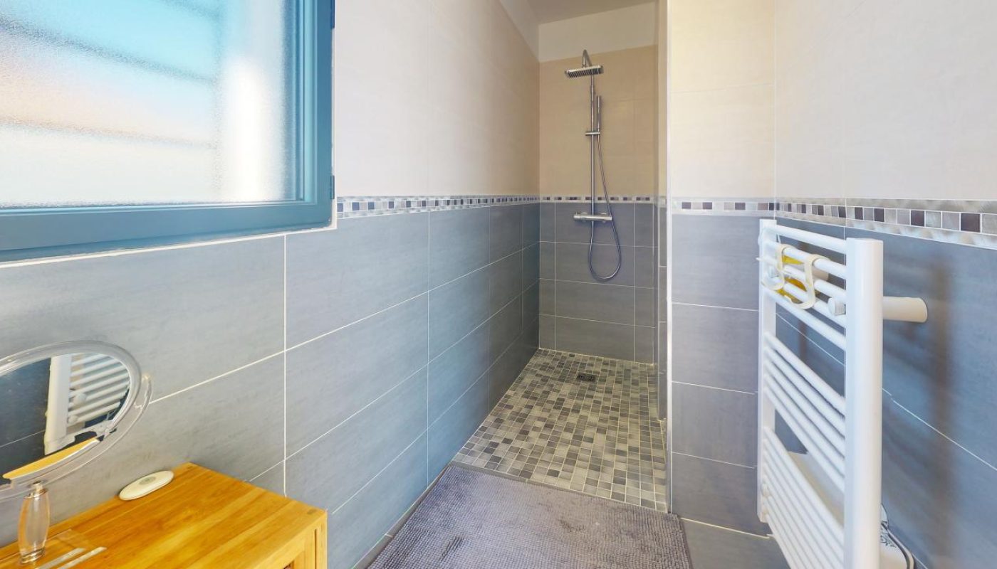 Pourrieres-Villa-T5-156-m-Bathroom 1